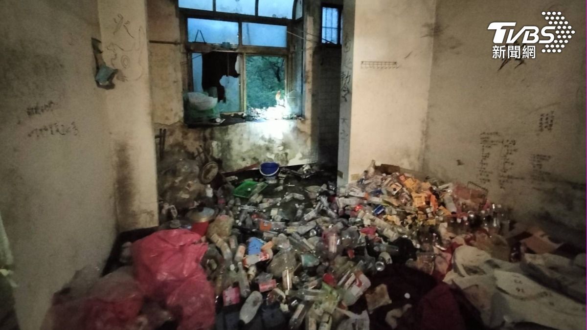 莊男向警方表示，當時因天氣寒冷才想燒雜物取暖。（圖／TVBS）