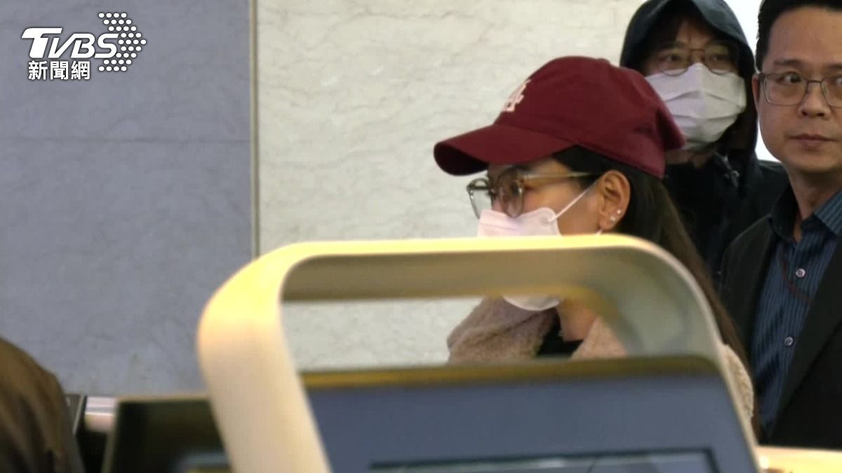 陸配小微抵達松山機場。（圖／TVBS）