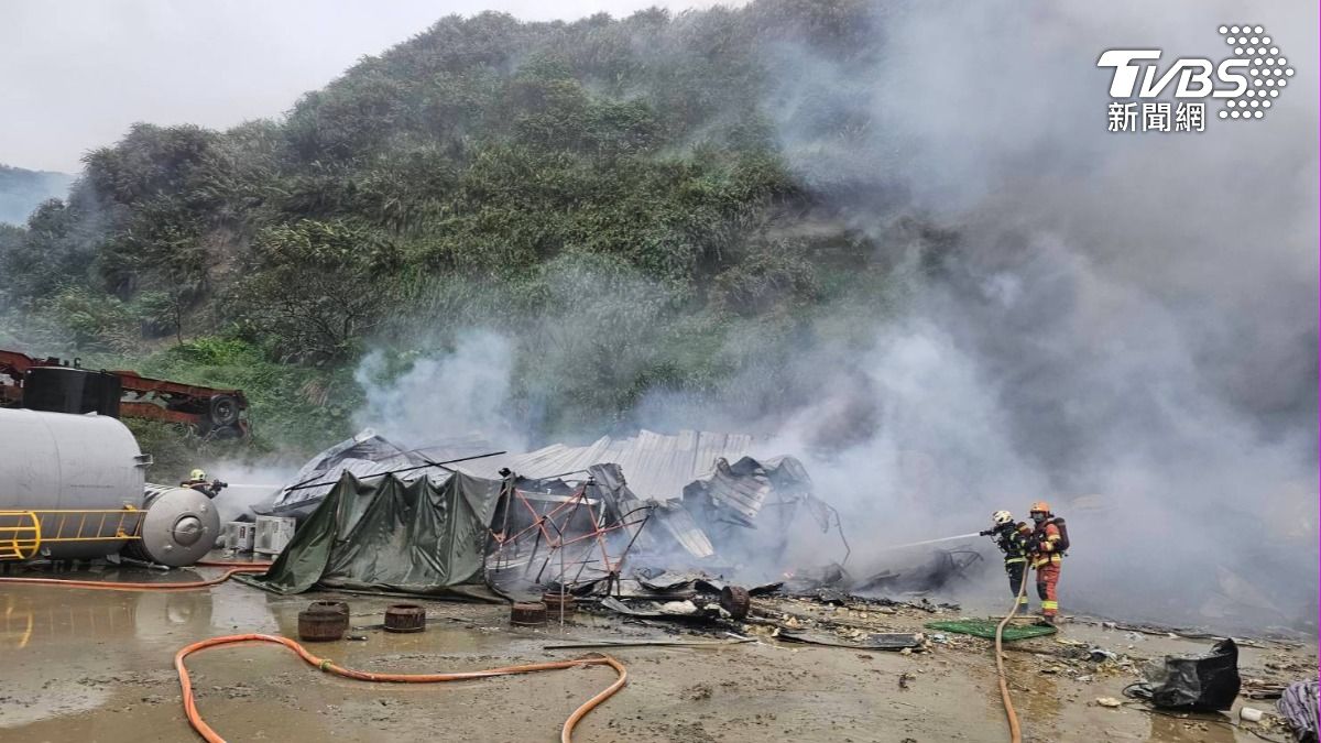 消防局出動23車51人前往灌救。（圖／TVBS）