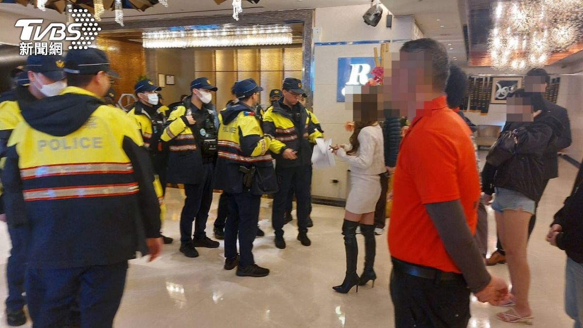 桃園警方來到治安顧慮場所盤查。（圖／TVBS）