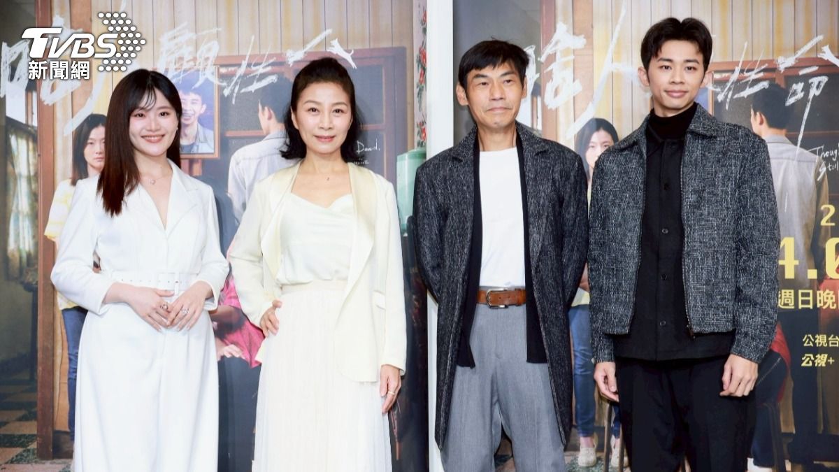 楊小黎（左起）、方文琳、夏靖庭、吳政迪酷暑中拍戲。（圖／趙世平攝）