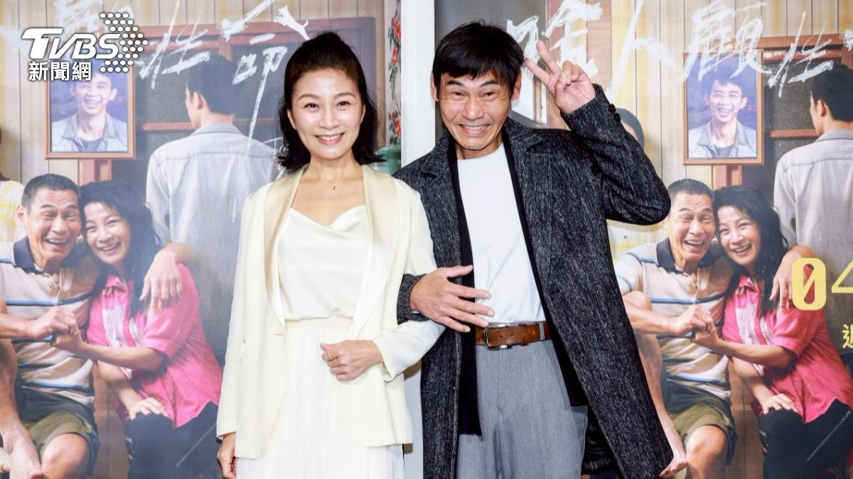 方文琳（左）演潑婦戳夏靖庭的頭，難為情說「這個動作沒禮貌」。（圖／趙世平攝）