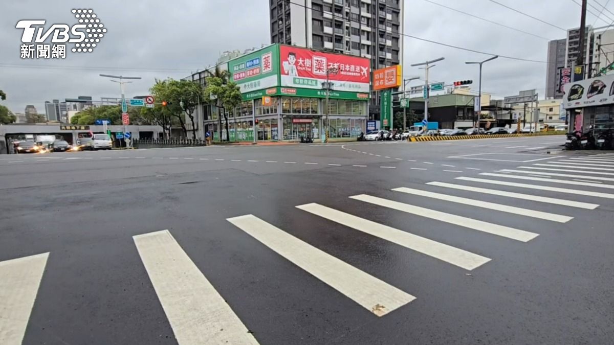 校車直接停在竹北市中華路與光明六路口讓學生上車。（圖／TVBS）