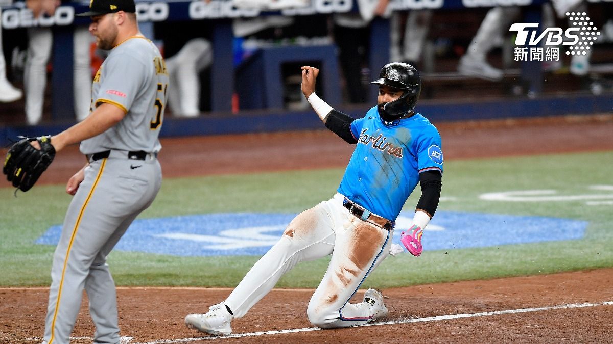 希爾靠著海盜終結者貝納的「再見暴投」，為馬林魚跑回致勝分。（圖／達志影像美聯社）