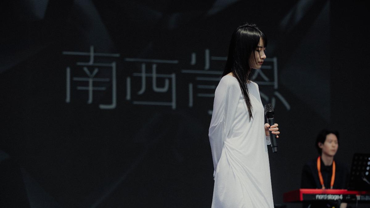 南西聽〈我已經原諒你〉差點聽到哭。（圖／出日音樂提供）