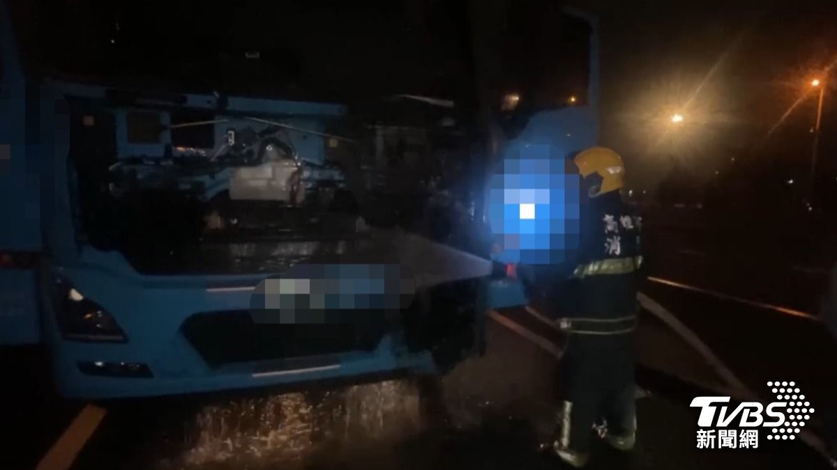 車頭及駕駛座內已全面燃燒。（圖／TVBS）
