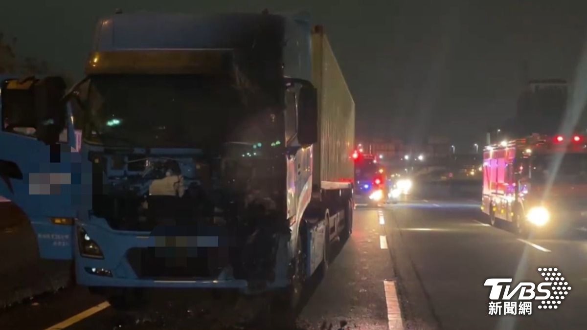 車頭及駕駛座內已全面燃燒。（圖／TVBS）