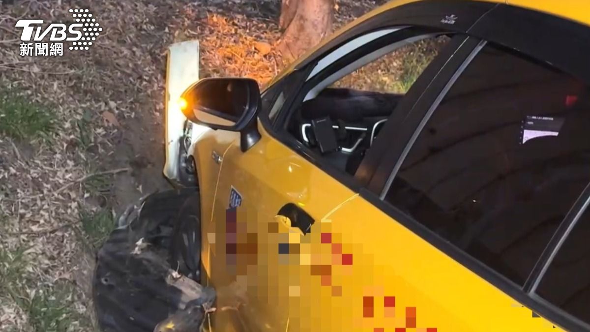 計程車衝向高速公路邊坡卡住。（圖／TVBS）