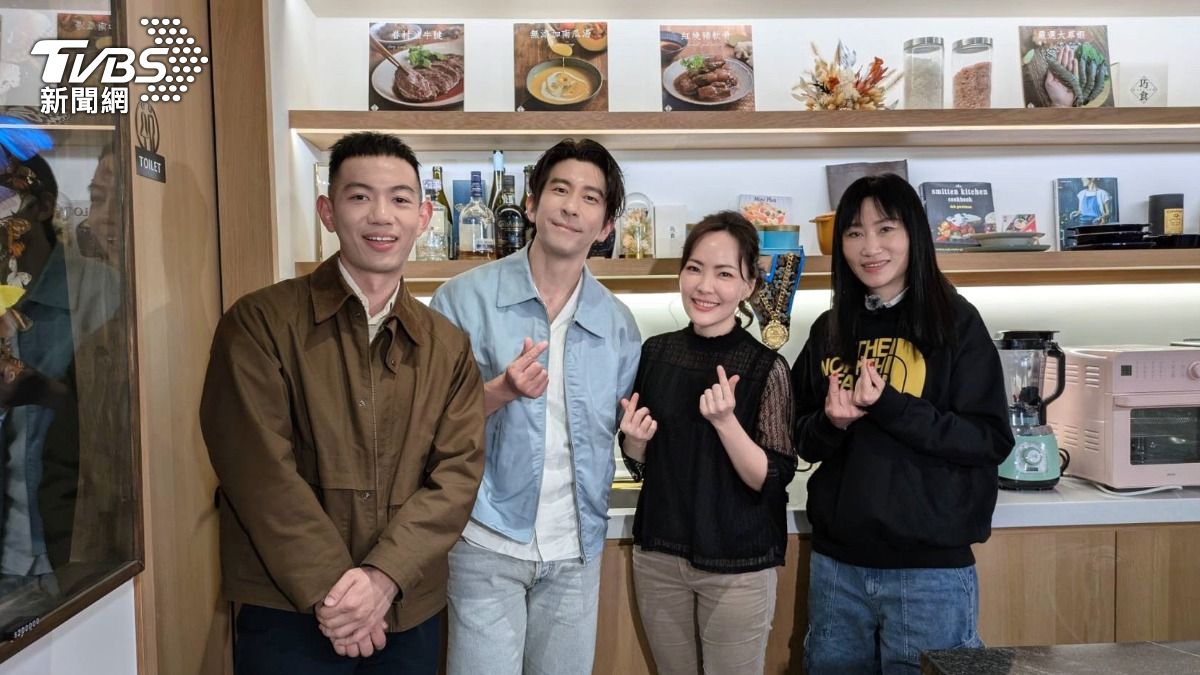 修杰楷(左二)與料理女王陸巧因(左三)接受娛樂頭條副總編楊起鳳(右)和主持人江柏均專訪。(圖/TVBS) 場地提供/巧食無添加料理