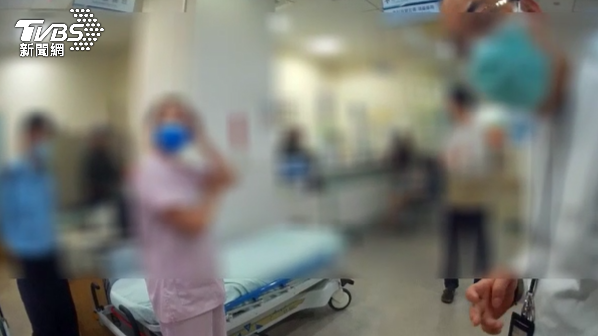 當時一名下班的醫師也被推擠。（圖／TVBS）