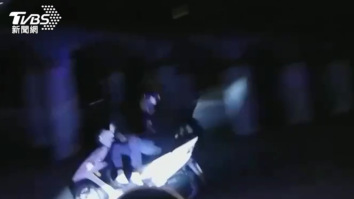 馬利籍男子騎車闖進公園試圖逃離警方追捕。（圖／TVBS）