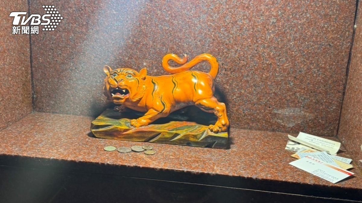 嫌犯用玩具調包百年虎爺神像。（圖／TVBS）