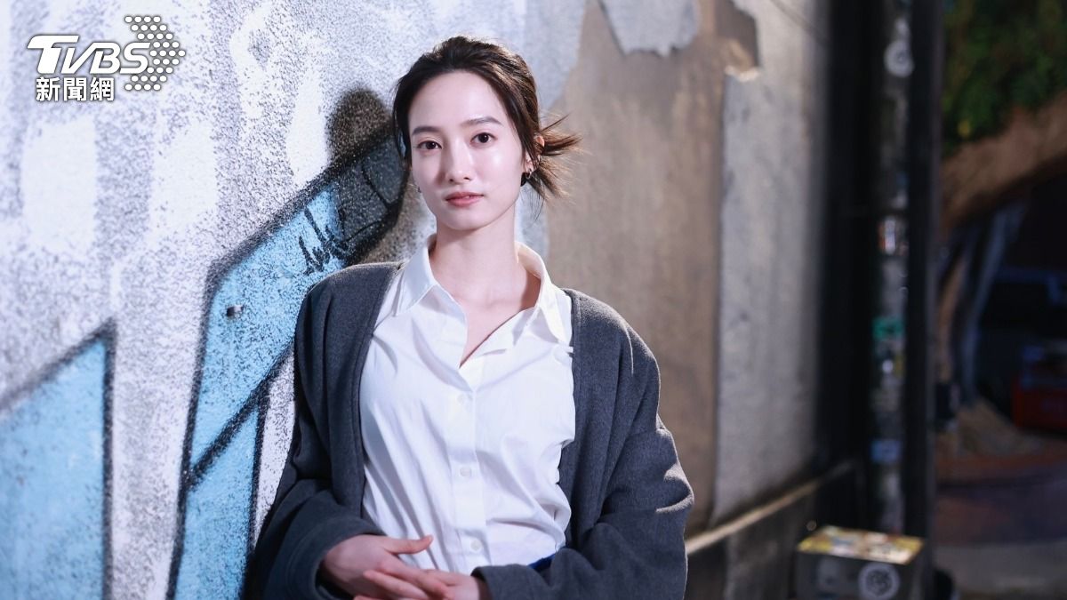 專訪/韓寧上山埋葬15年摯愛…撒骨灰入土 帶著新寵看「前任」│TVBS新聞網