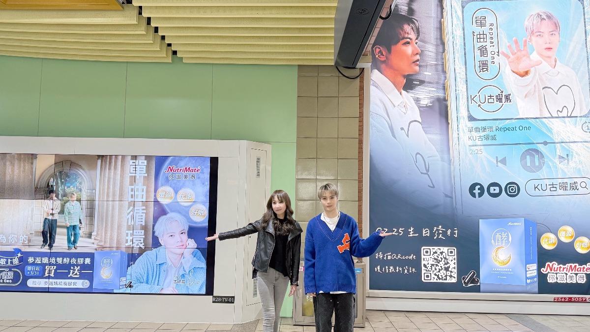 古曜威和你滋美得總經理打卡留念。（圖／單純夢想文創事業提供）