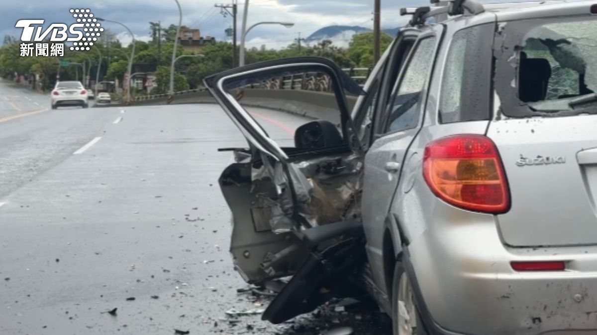 銀色轎車車體嚴重毀損。（圖／TVBS）