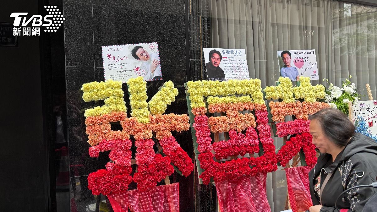 張國榮當年離世的文華東方酒店外，擺滿紀念花束與花籃。（圖／TVBS）