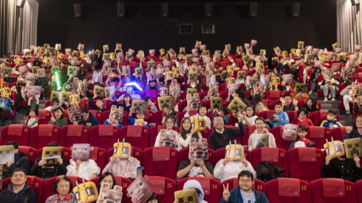 《MINECRAFT麥塊電影》昨晚在台舉辦首映會，粉絲看得相當開心。（圖／華納兄弟提供）