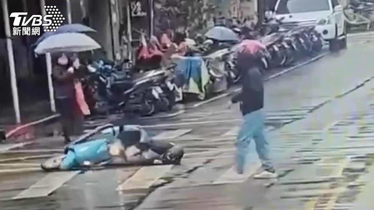 民眾見女騎士摔車準備上前協助。（圖／TVBS）