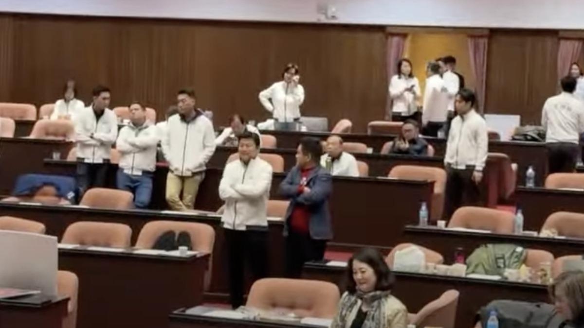 綠委莊瑞雄（藍色西裝外套者）與藍委傅崐萁爆發口角。（圖／翻攝自加開零食會YT直播）