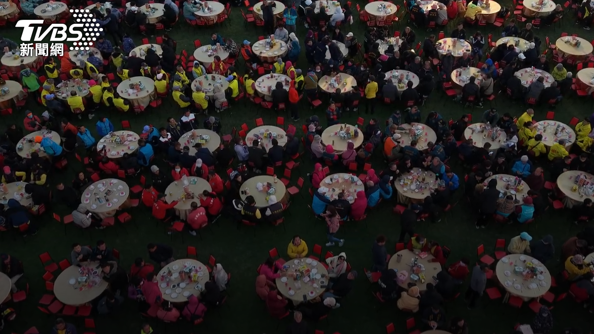 萬人齊聚大甲體育場。（圖／TVBS）