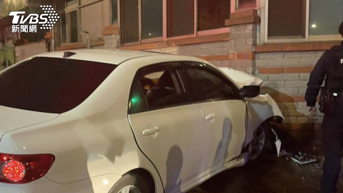 男子因為擔心受罰拼命逃逸，最後不慎自撞民宅圍牆後停止。（圖／TVBS）