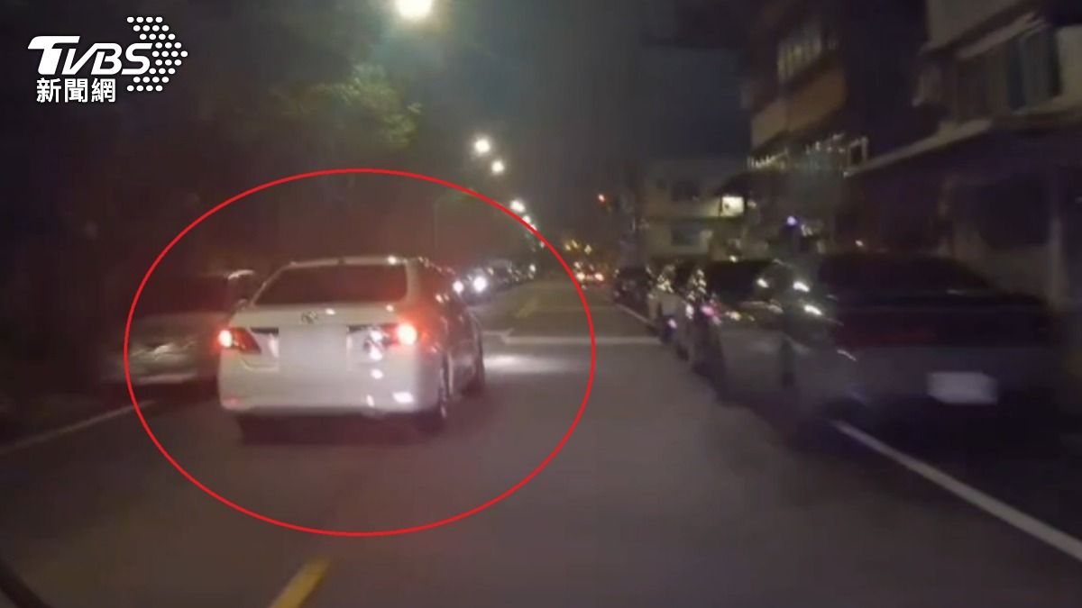 男子因為擔心受罰拼命逃逸，沿路闖紅燈、逆向。（圖／TVBS）
