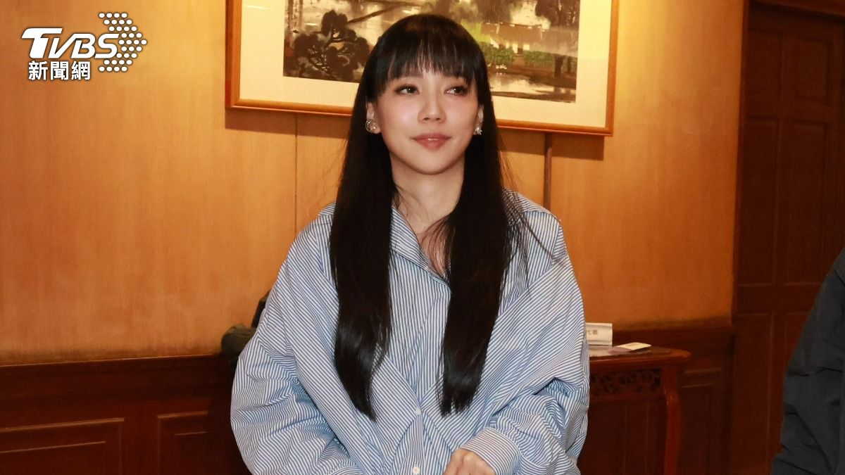 藝人王力宏前妻李靚蕾作為「建立兒童工作證制度」連署發起人現身立院。（圖／潘建樺攝）