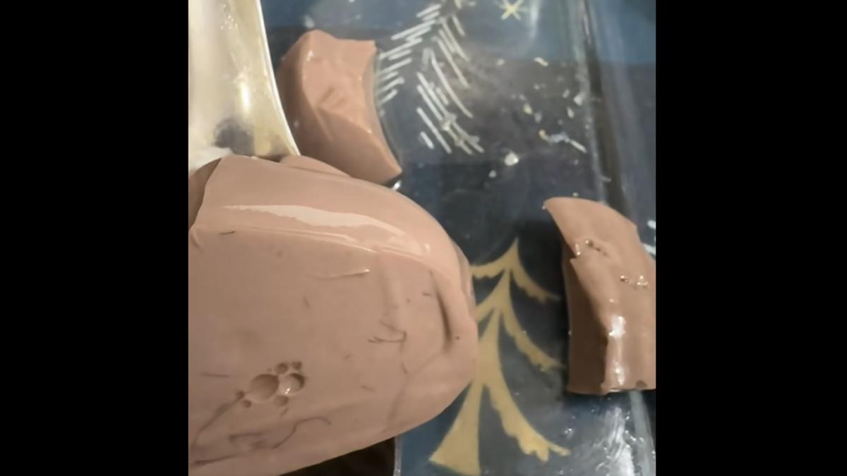 民眾咬一口發現有莫名毛髮。（圖／翻攝自臉書爆料公社）