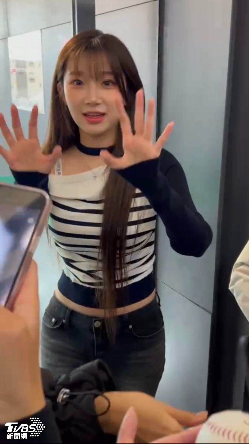 李珠垠親切和粉絲打招呼。（圖／民眾提供）