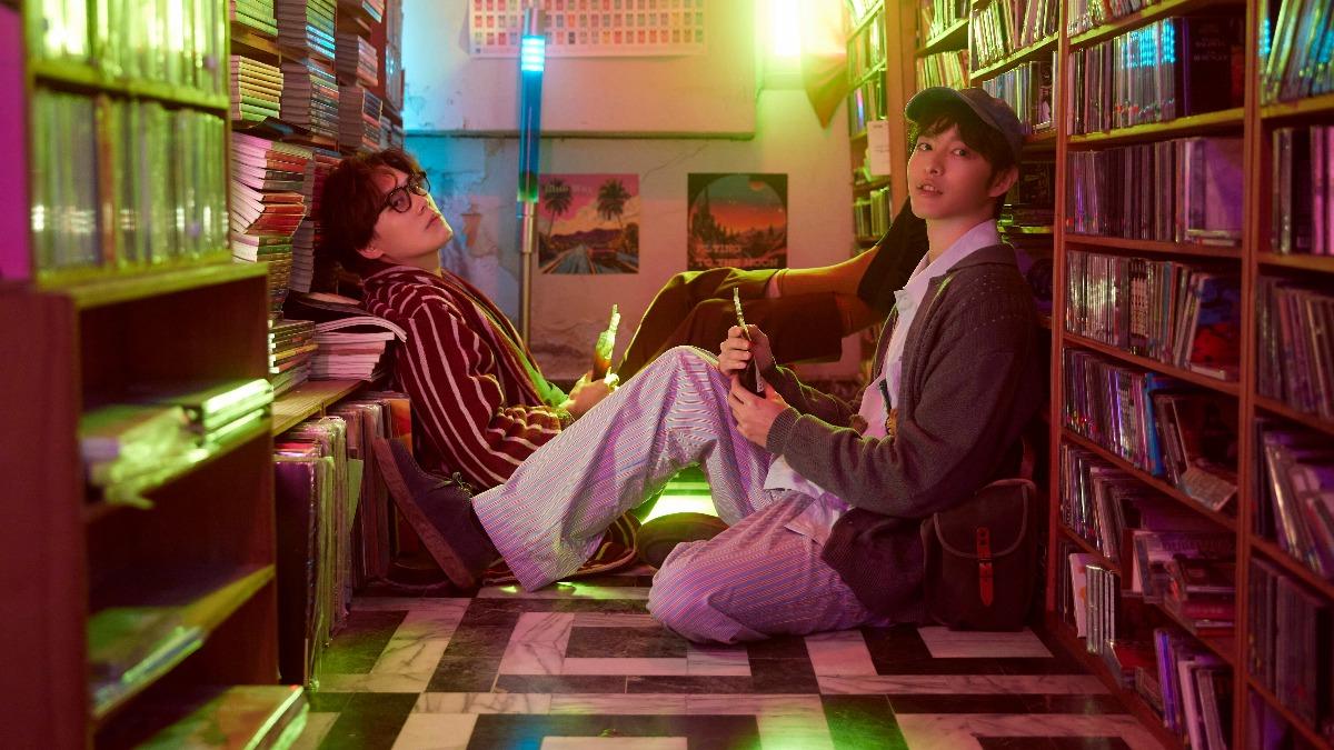 雲安（左）和曹佑寧在MV裡飾演吸血鬼，更有共享血包的橋段。（圖／相信音樂提供）