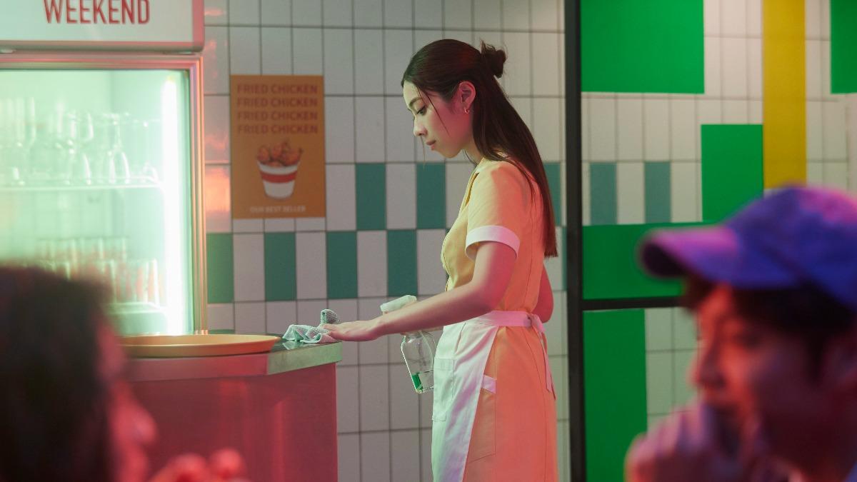 犬青在MV裡飾演服務生。（圖／相信音樂提供）