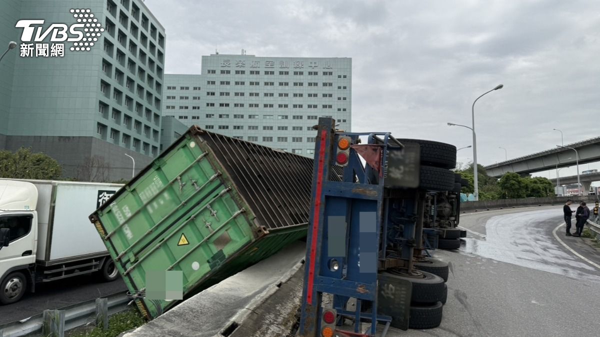 貨櫃車駕駛疑似操作不當。（圖／TVBS）