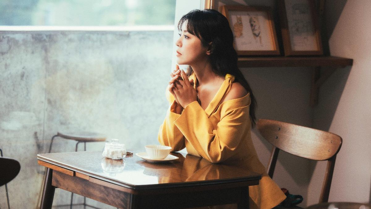 丁噹難忘和舊愛一起喝咖啡的美好回憶。（圖／相信音樂提供）