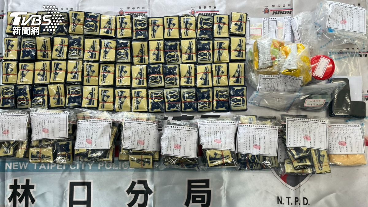 胡姓毒蟲被員警攔下盤查，車內搜出上千包毒咖啡包。（圖／TVBS）