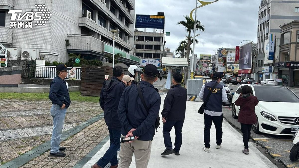 婦人從後方推打花蓮罷傅團體志工，警方到場蒐證。（圖／TVBS）