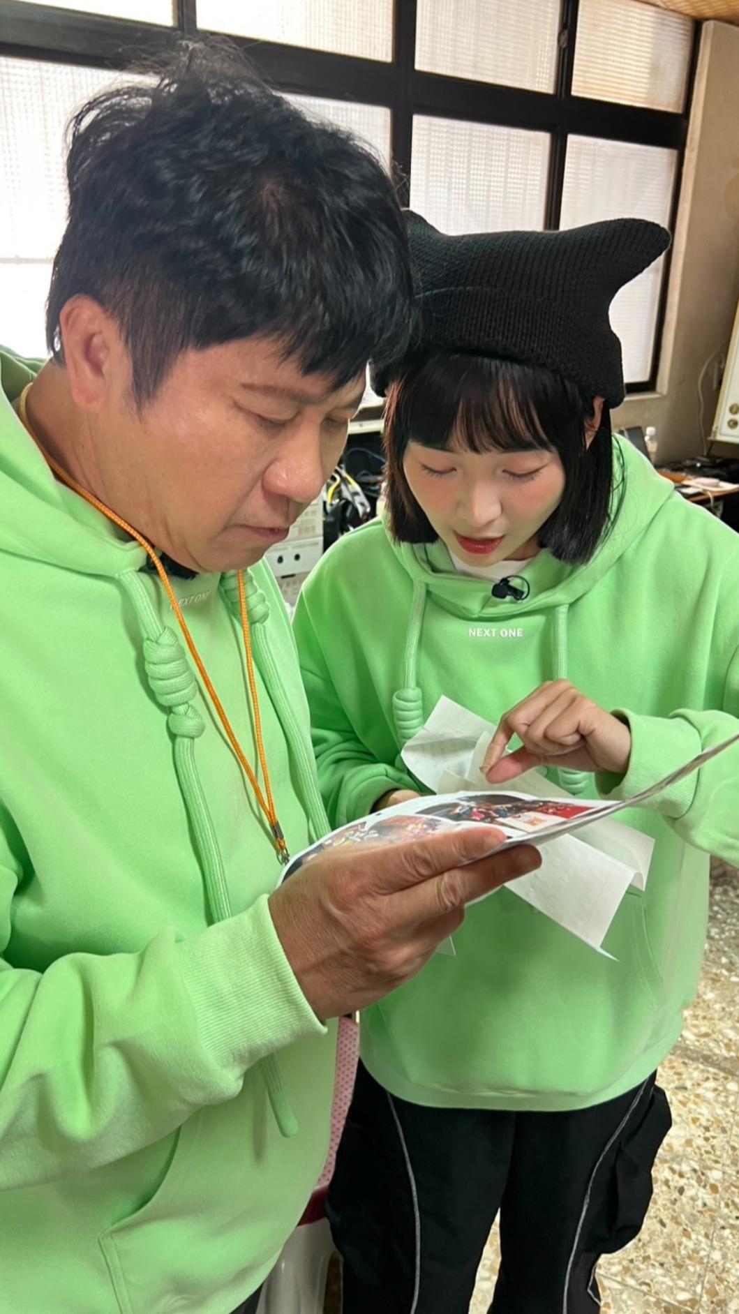 胡瓜和籃籃認真看來信。（圖／民視提供）