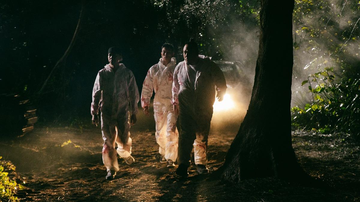 頑童拍新歌MV時遇上大雨，無怨無悔和伙伴一起完成工作。（圖／本色音樂提供）