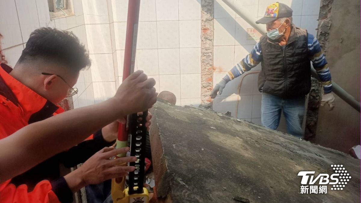 王男脫困後則表示無就醫需求。（圖／TVBS）