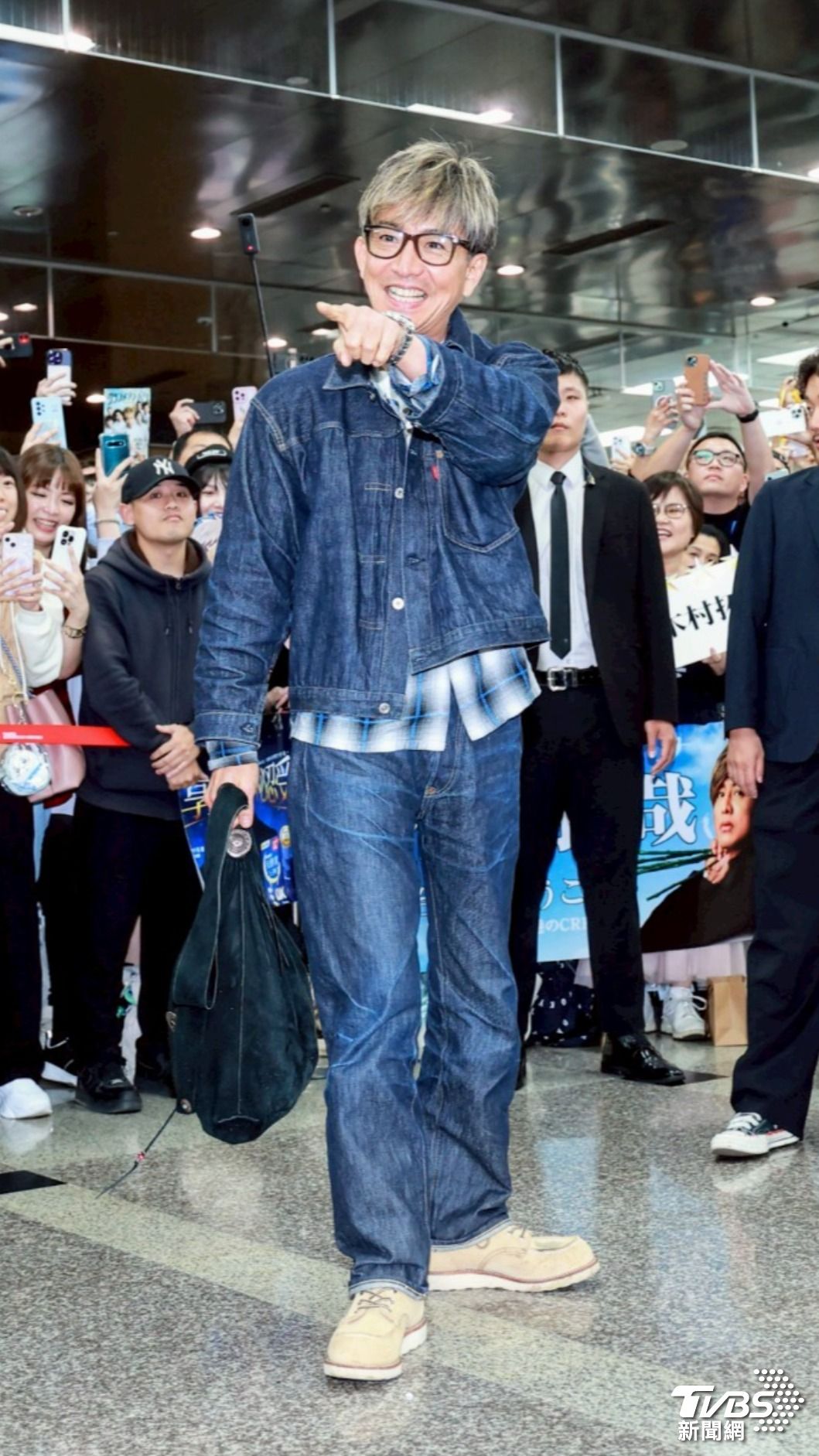 木村拓哉發現工作人員，還俏皮指了一下。（圖／趙世平攝）