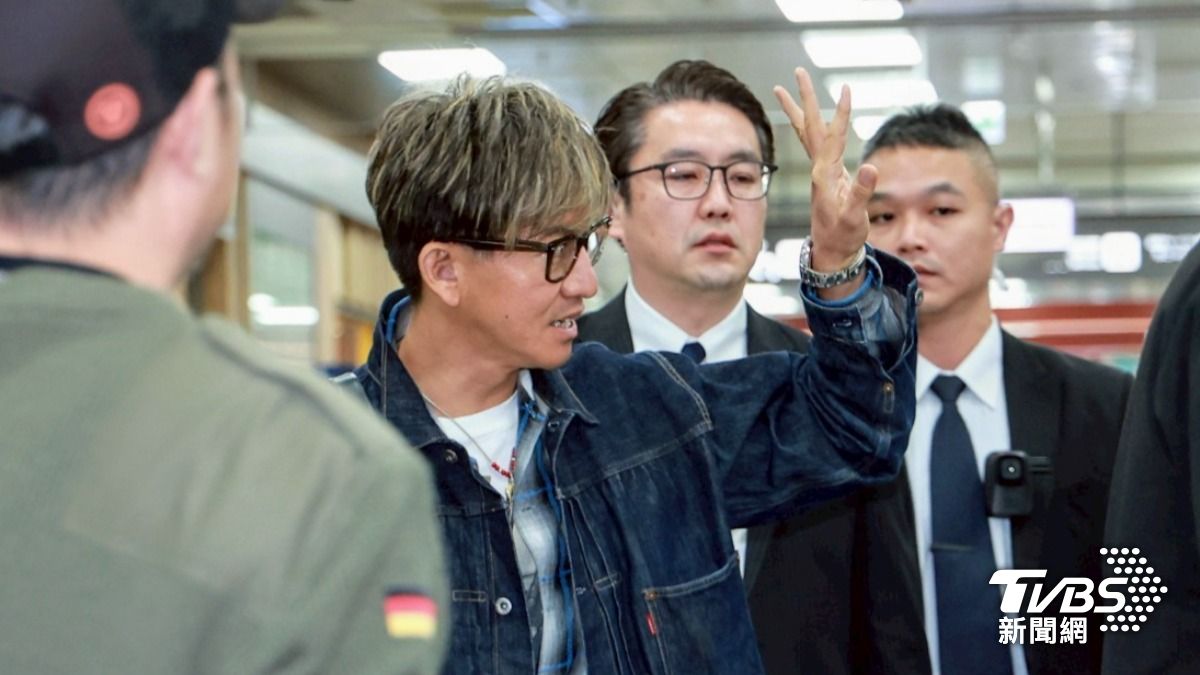 一現身入境大廳木村拓哉就跟粉絲打招呼。（圖／趙世平攝）