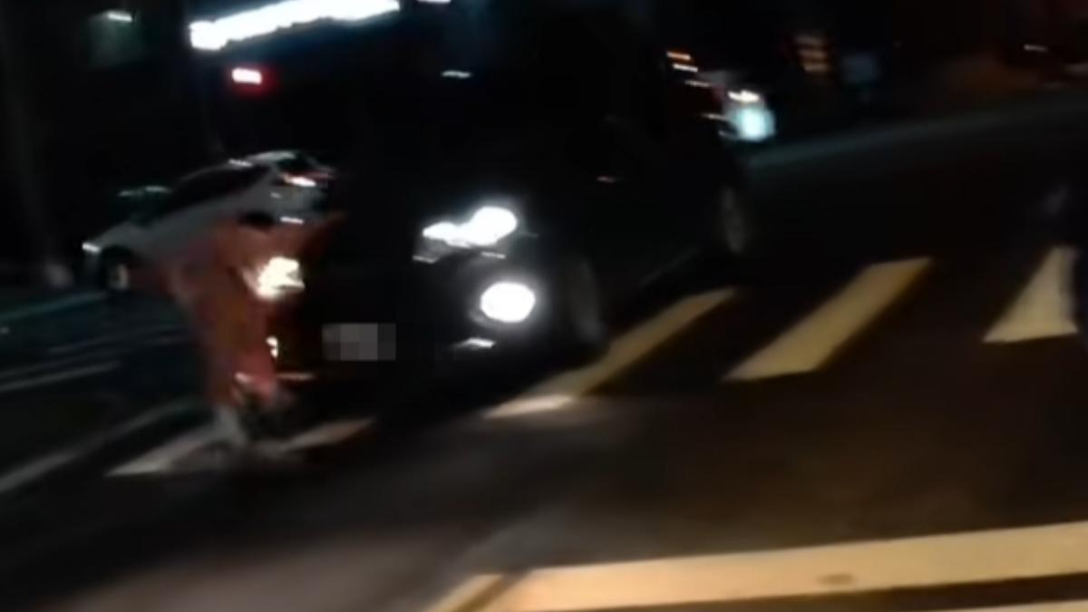該名女子當場被撞飛倒地。（圖／翻攝自竹北大小事臉書）