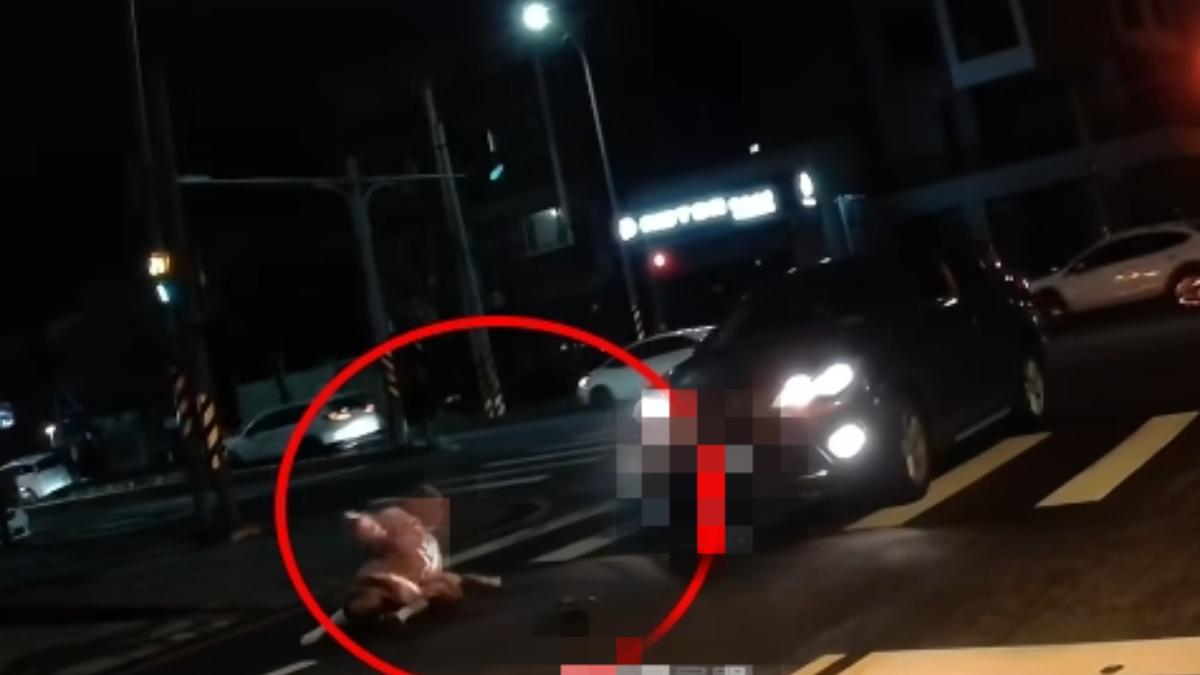 黑車駕駛稱沒有看見女行人。（圖／翻攝自竹北大小事臉書）