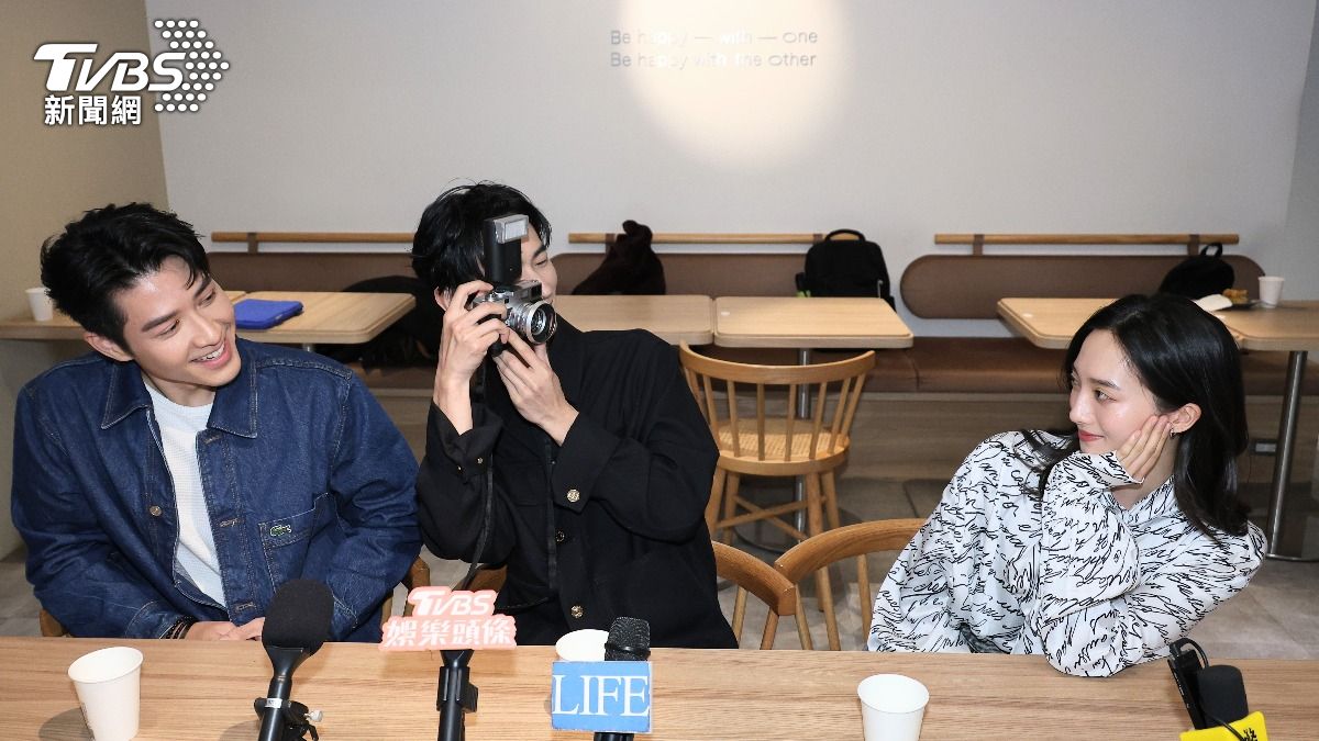 黃河（中）常常拍到韓寧（右）半眨眼的照片。（圖／張哲鳴攝）