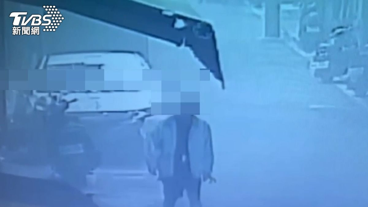 黃姓屋主涉嫌縱火後獨自逃出住處。（圖／TVBS）