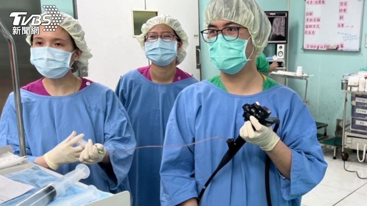 南投醫院醫師使用內視鏡黏膜下剝離術。（圖／TVBS）
