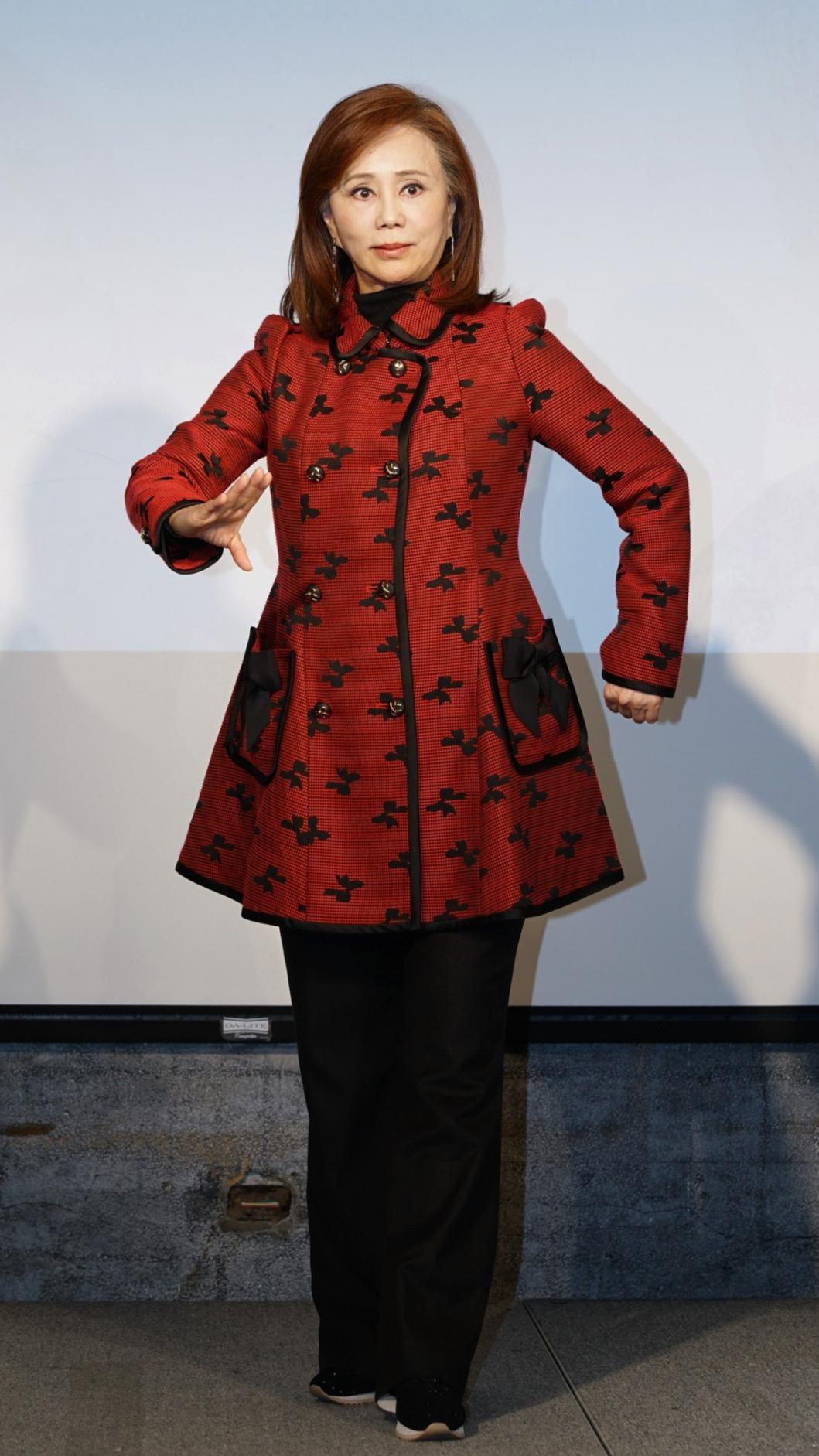 孫翠鳳示範歌仔戲的身段。（圖／全民大劇團提供）