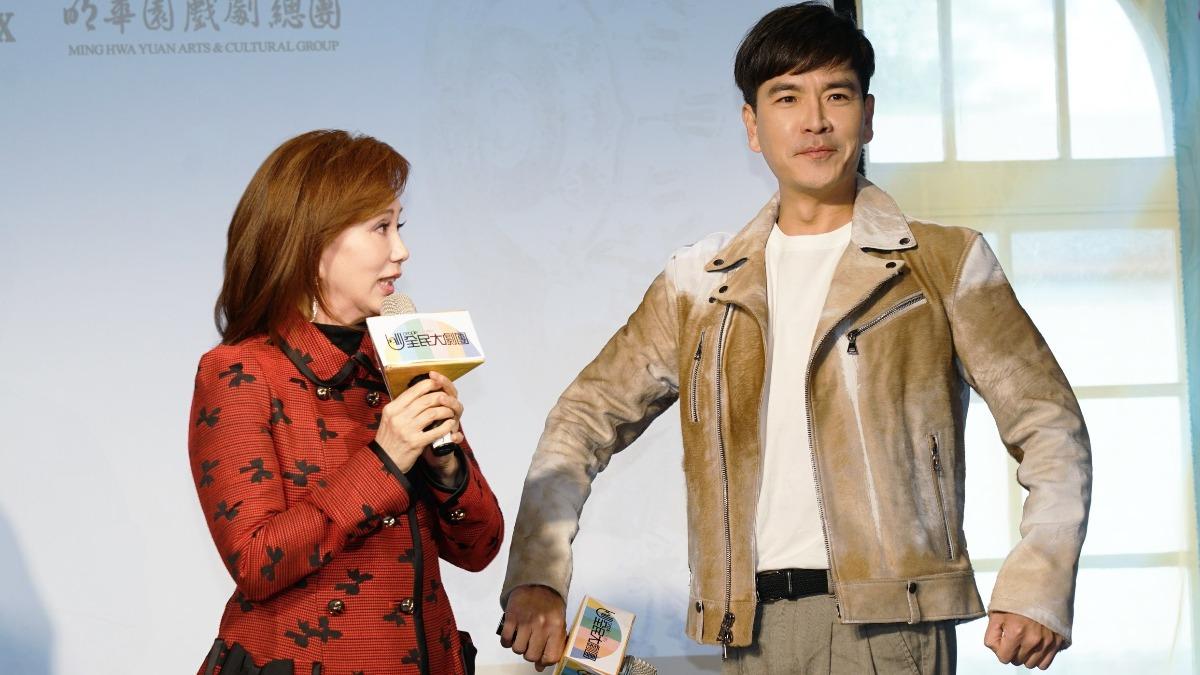 孫翠鳳（左）教王傳一詮釋君王的身段。（圖／全民大劇團提供）