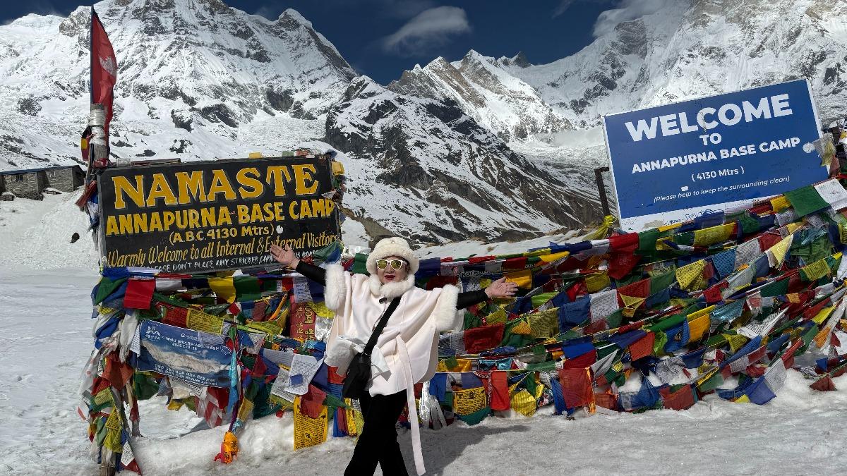 白冰冰在安納普爾納峰的休息站拍照留念。（圖／長興影視提供）