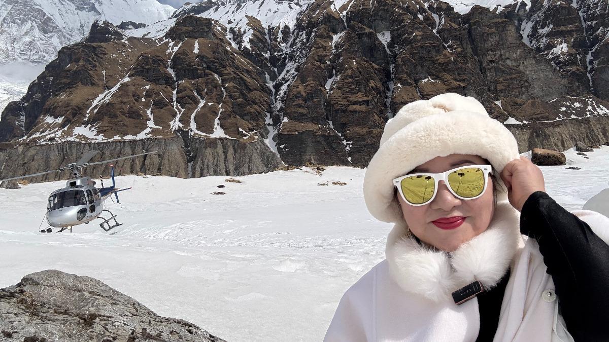 白冰冰搭直升機抵達喜馬拉雅山脈的安納普爾納峰。（圖／長興影視提供）