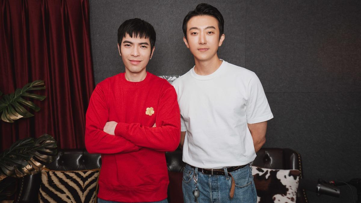 張懷秋(右)與蕭敬騰因打籃球結為好友。(圖/犢影制作、有意思國際傳播提供)